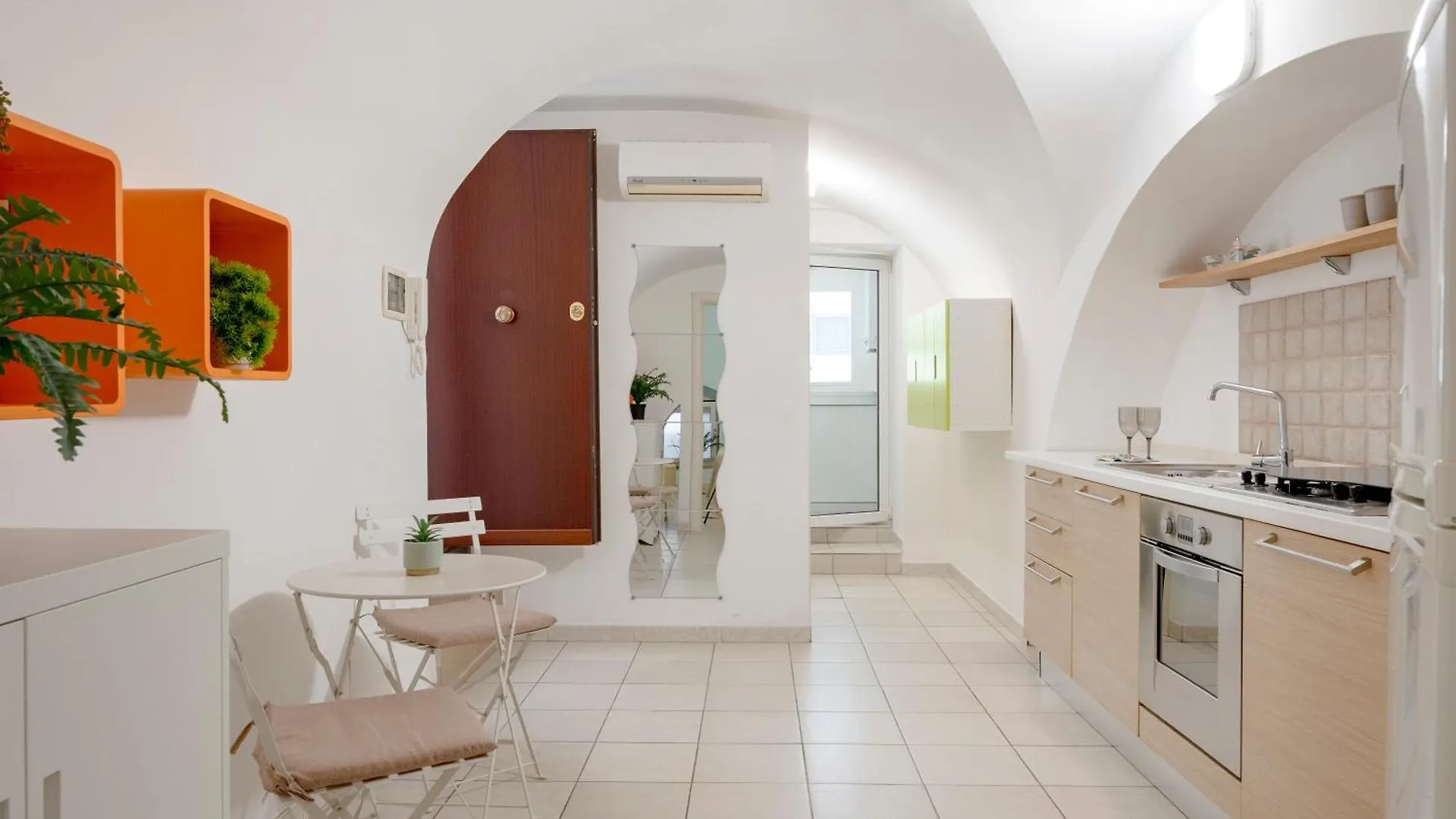 The Suite Bari 0*,